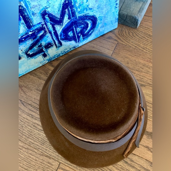 Down Turned Ribbon and Velvet Embellished brim Brown Felted Vintage Hat (1940s) - Picture 2 of 11